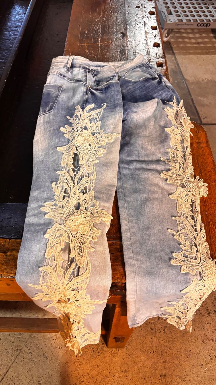 Jeans: Damen Jeans grösse 42 2er Pack. – D'occasion à Münchenstein par tsp01 3