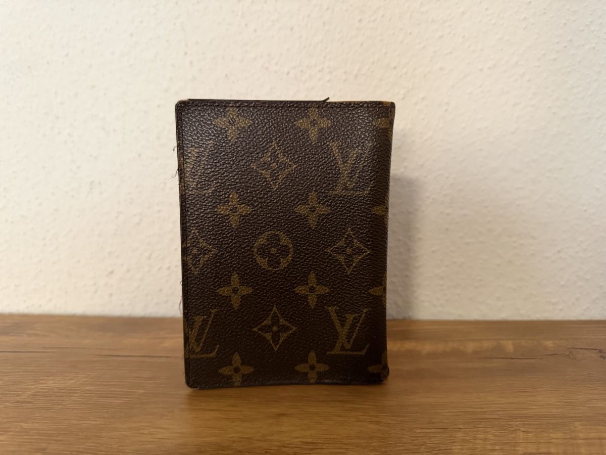 Louis Vuitton Portafogli: Protège-passeport Louis Vuitton toile monogram état usé – Usato da Brügg BE venduto da Goob