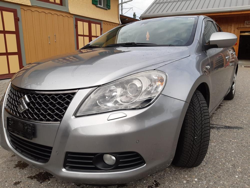 Suzuki Kizashi 2.4 4WD grau metallisiert