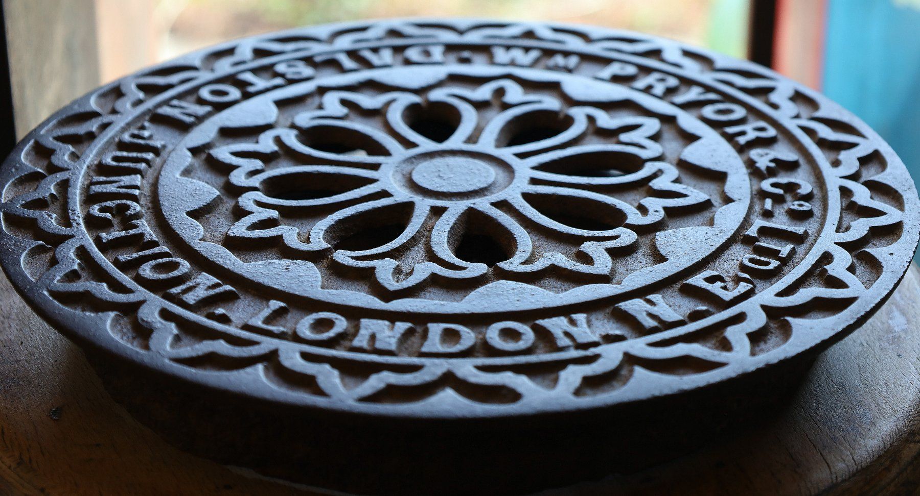 Piatti di portata: Gusseisendeckel, Schachtdeckel "Dalston Junction London" – Usato da Birrwil venduto da brandschatz_birrwil