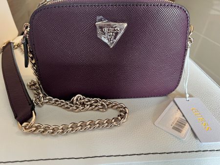 Guess Noelle Umhangetasche Aubergine