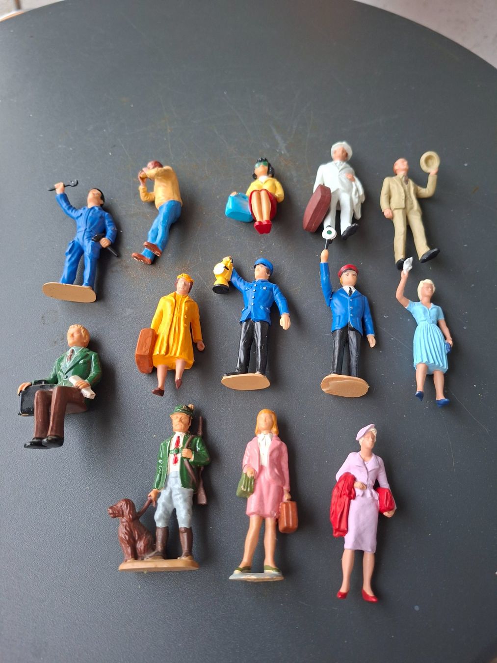 LGB Modelleisenbahnen: 13 LGB Figuren – Gebraucht aus Zofingen von Sobika
