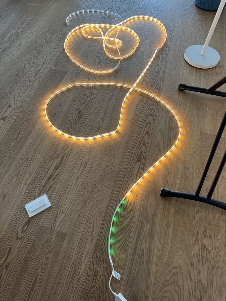 Philips Ghirlande e barre luminose: Philips Hue Lightstrip Plus 10m 60cm, mit Schalter – Usato da Uetikon am See venduto da happywishes 2