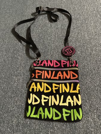 Tasche mit Aufdruck FINLAND schwarz bunt umhaengetasche