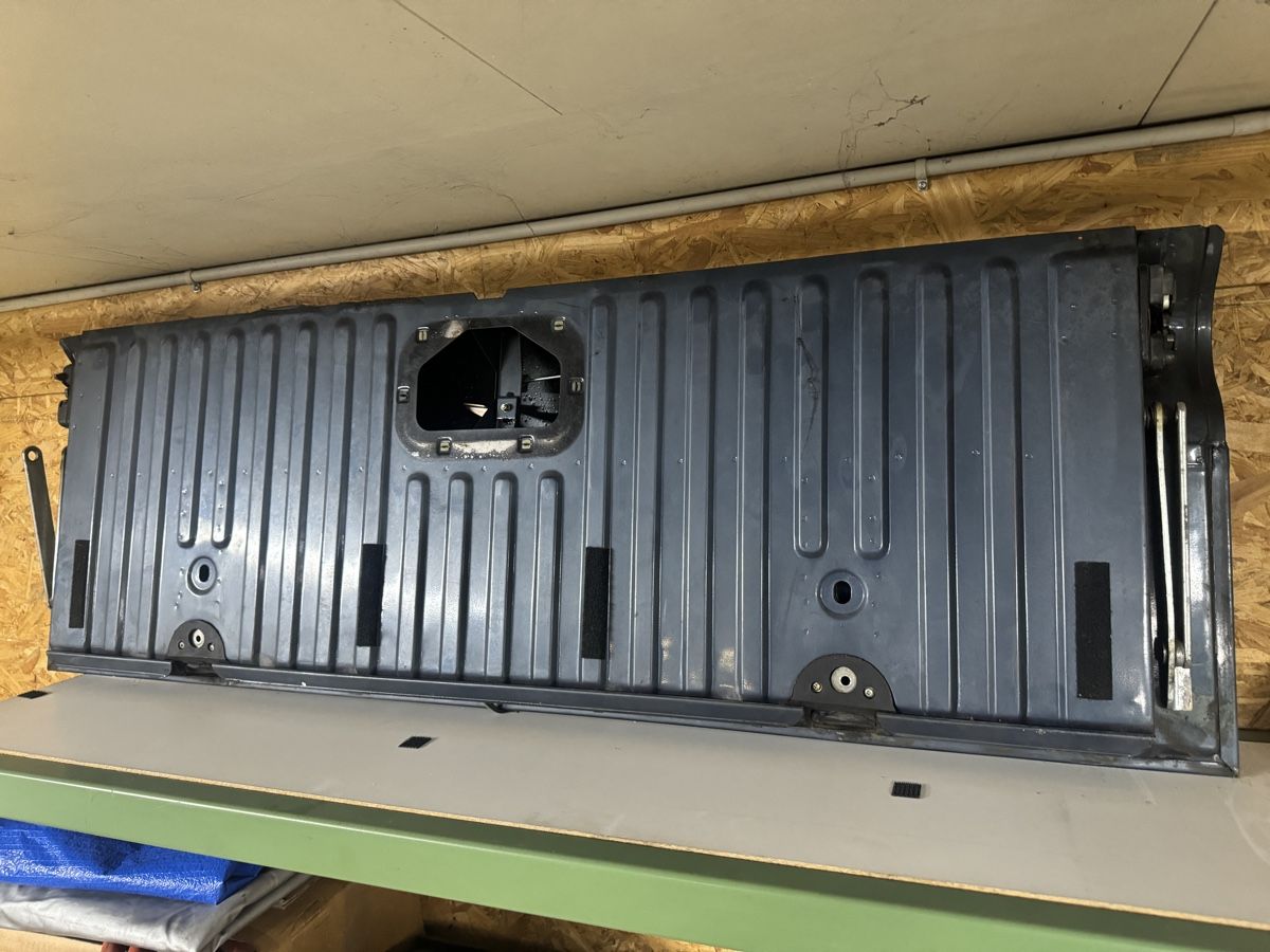 Land Rover Toutes les pièces auto: Heckklappe Unterteil Range Rover Classic, gebraucht, – D'occasion à Eschenbach SG par Gthom 2