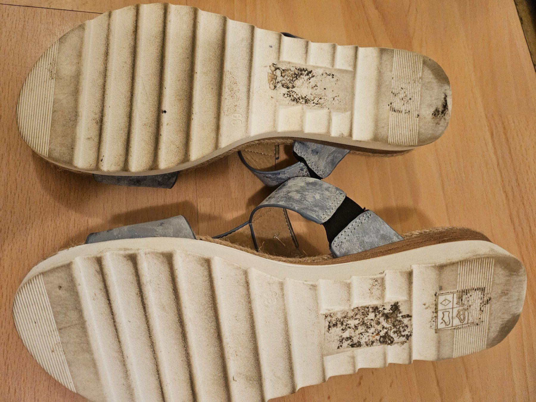 Scarpe da donna: Hausschuhe – Usato da Kefikon TG venduto da Livline 1