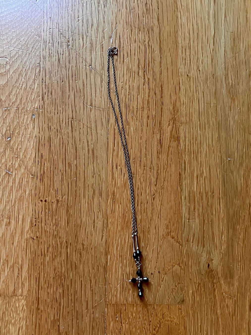 Colliers: Collier avec pendentif croix et perles noires – D'occasion à Bassins par mar_m22f