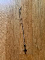 Collier avec pendentif croix et perles noires