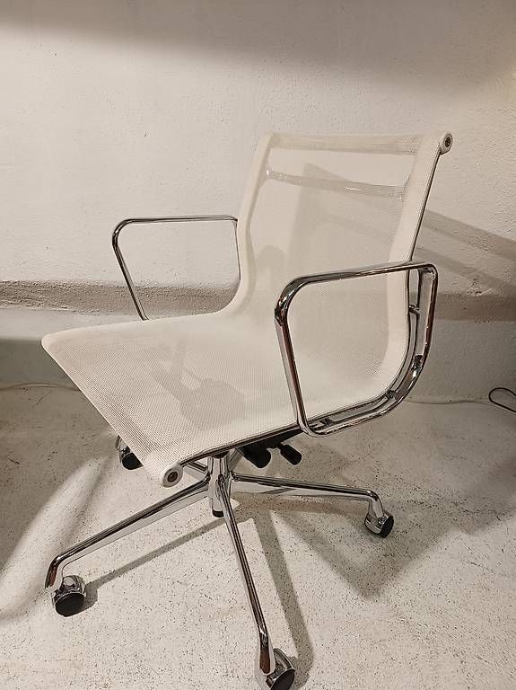 Vitra Sedie: 1 von 3 Vitra Eames Aluchair EA 117 netz weiss – Usato da Zürich venduto da style-and-design.zh 2