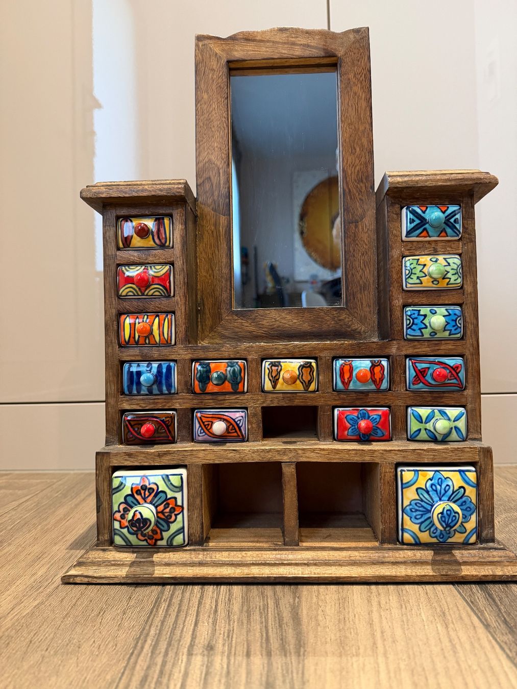 Schränke: Hippie Möbel Schmuckschrank – Gebraucht aus Horgen von Auction-Kings