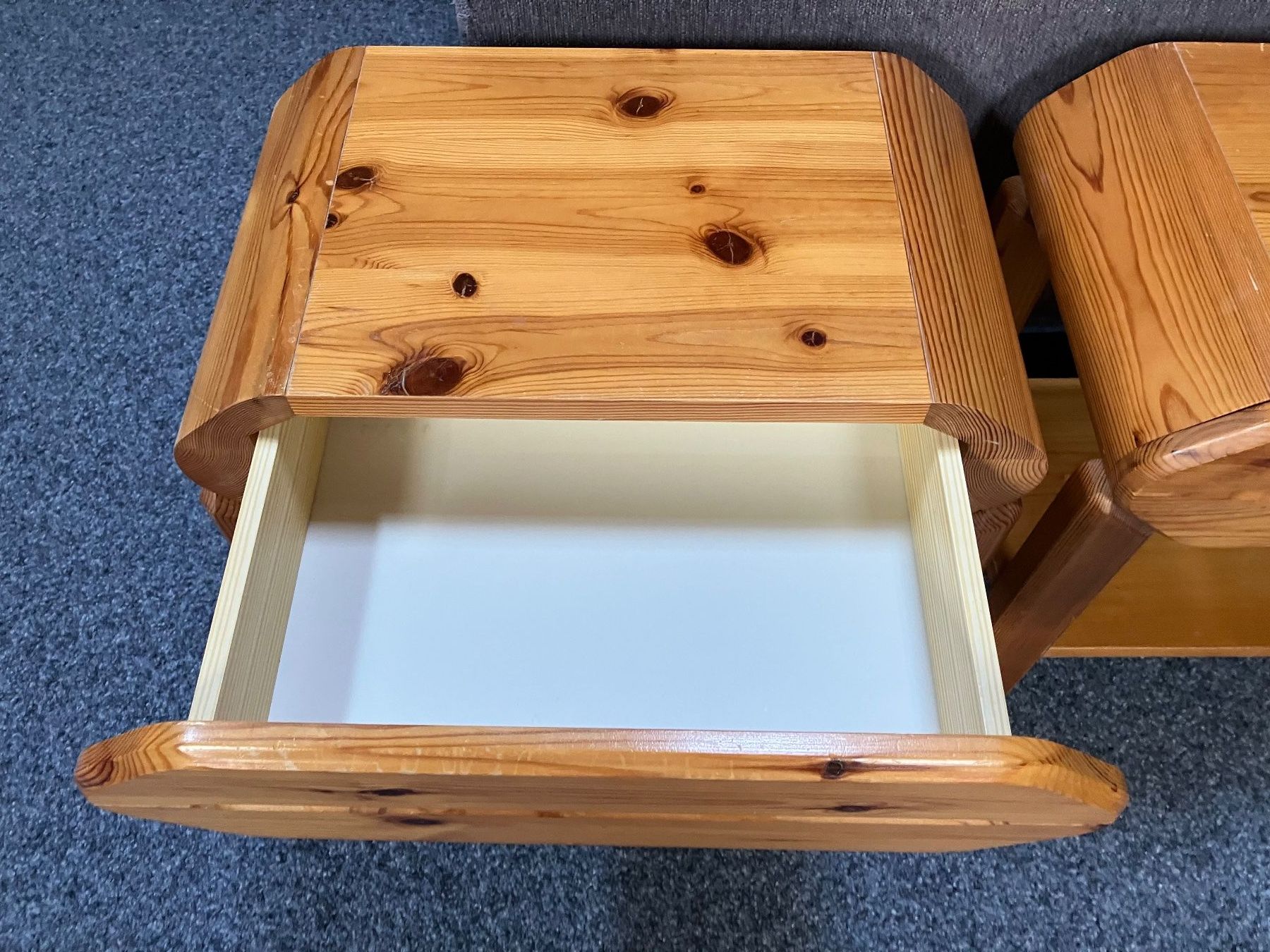 Betten: Doppelbett Kiefer massiv plus Nachttischli – Gebraucht aus Boll von Cwyss0 3
