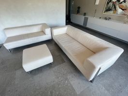 Zwei kompakte, bequeme Ledersofas plus Hocker zu verkaufen