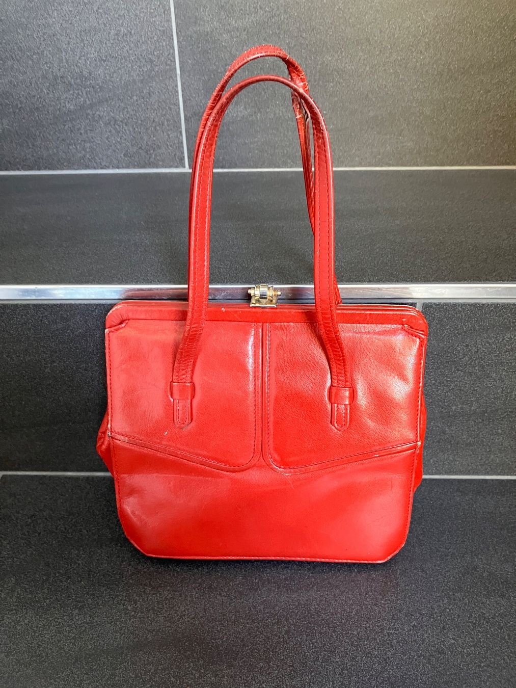 Borse da donna: Vintage Handtasche, rot, Leder, chic! – Usato da Baden venduto da sylivianne