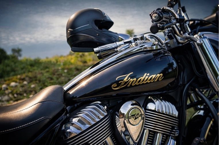 Indian Motorcycle Strasse: Indian Springfield , noire élégante, printemps parfait! – Gebraucht aus Les Breuleux von Titi610