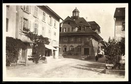 Foto-AK Aarburg, Platz mit Molkerei von H. Wacker und Rathau