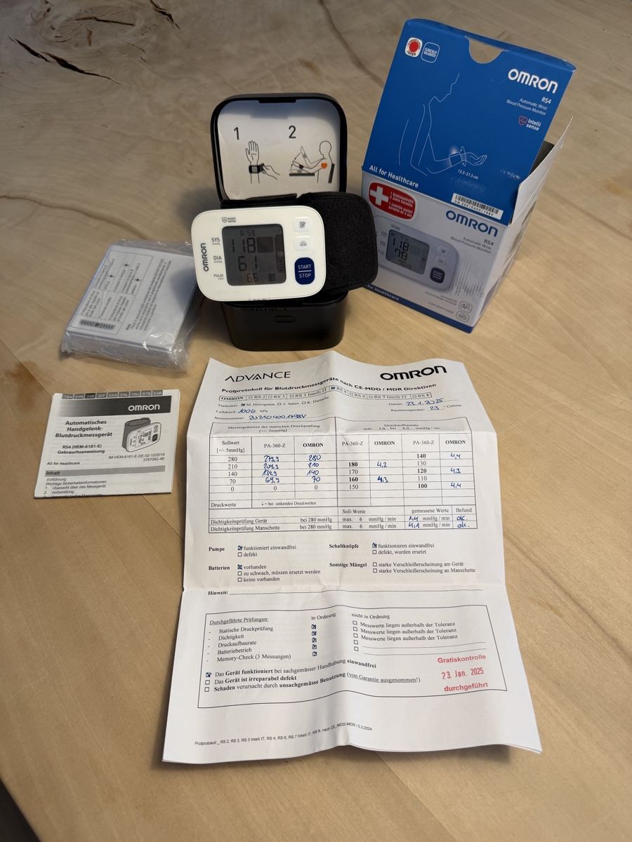 Omron Attrezzature mediche: Omron RS4 Blutdruckmessgerät – Usato da Erlenbach ZH venduto da Geo-vT