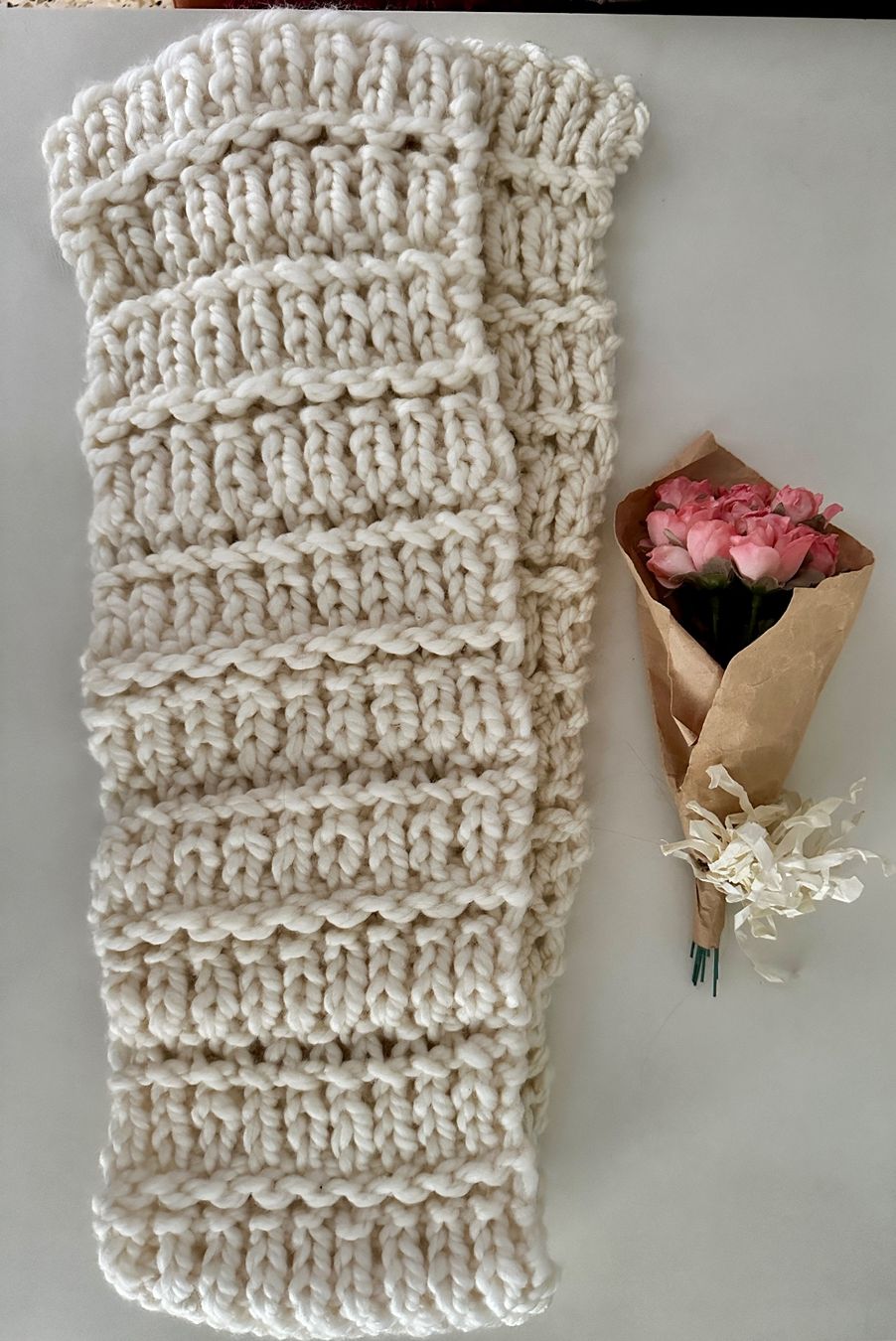 Foulard & Sciarpe: Schal handgestrickt, crèmefarbig, Unikat – Nuovo e nell'imballaggio originale da Burgdorf venduto da Gedora 1
