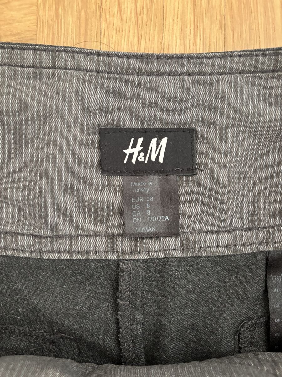 H&M Pantaloni: Elegante Shorts H&M Gr. 36 – Usato da Luzern venduto da aloevira 3
