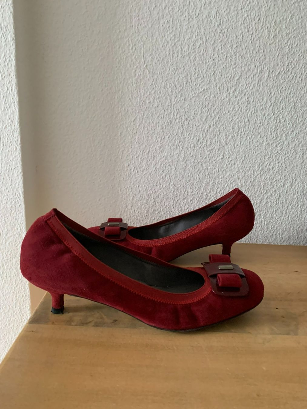 Stuart Weitzman Scarpe da donna: STUART WEITZMAN: Dunkelrote Wildleder-Pumps, 37,5 – Nuovo (secondo la descrizione) da Luzern venduto da paulablue 3