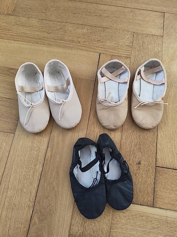 Chaussures filles: Ballettschläppchen Bloch, 1st position etc. Gr.32-34 – D'occasion à Zürich par jeu_szl9