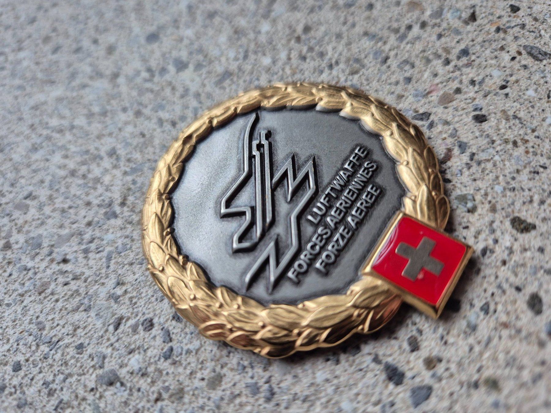 Schweizer Armee Placchette & Badge: *** Beretemblem Luftwaffe Gold *** – Nuovo e nell'imballaggio originale da Riedholz venduto da fr_sIruP 1