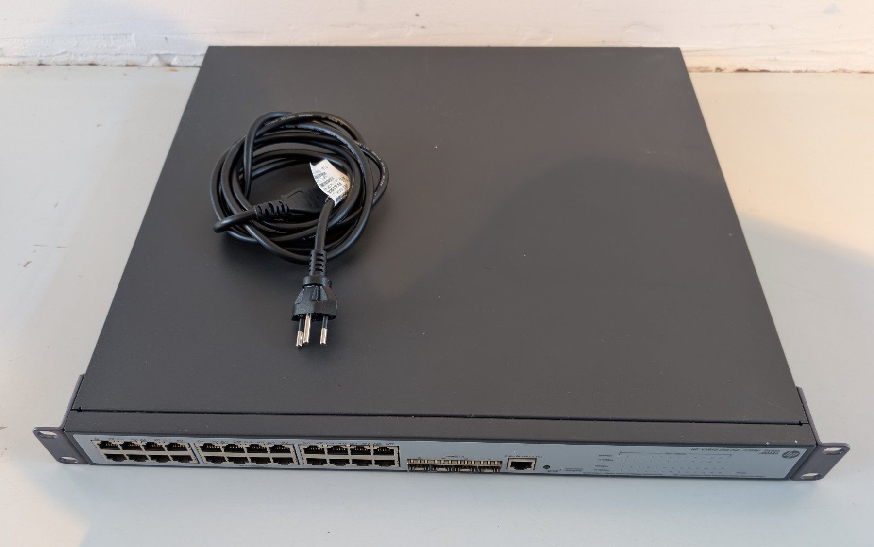 Hewlett Packard Hub & Switch: HPE 1910-24G PoE Switch – Usato da Dietlikon venduto da ComdatAG