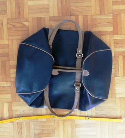 Reisetasche / Sporttasche aus Kunstleder; schwarz/ braun