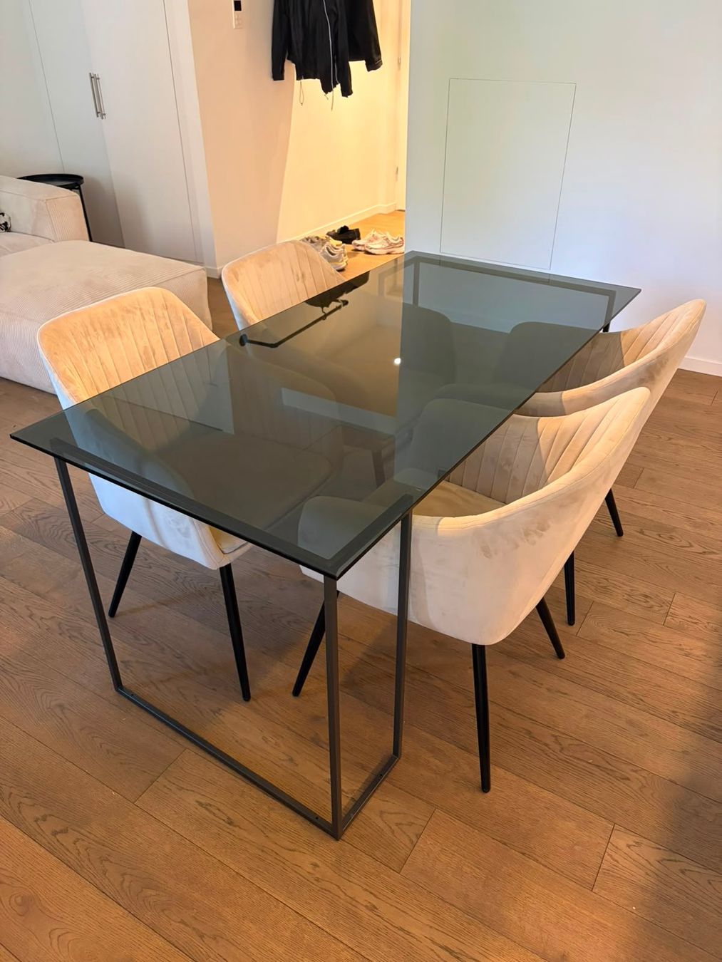 Set de table et chaises: Esstisch mit vier Stühlen – D'occasion à Zürich par eva_72gr 1