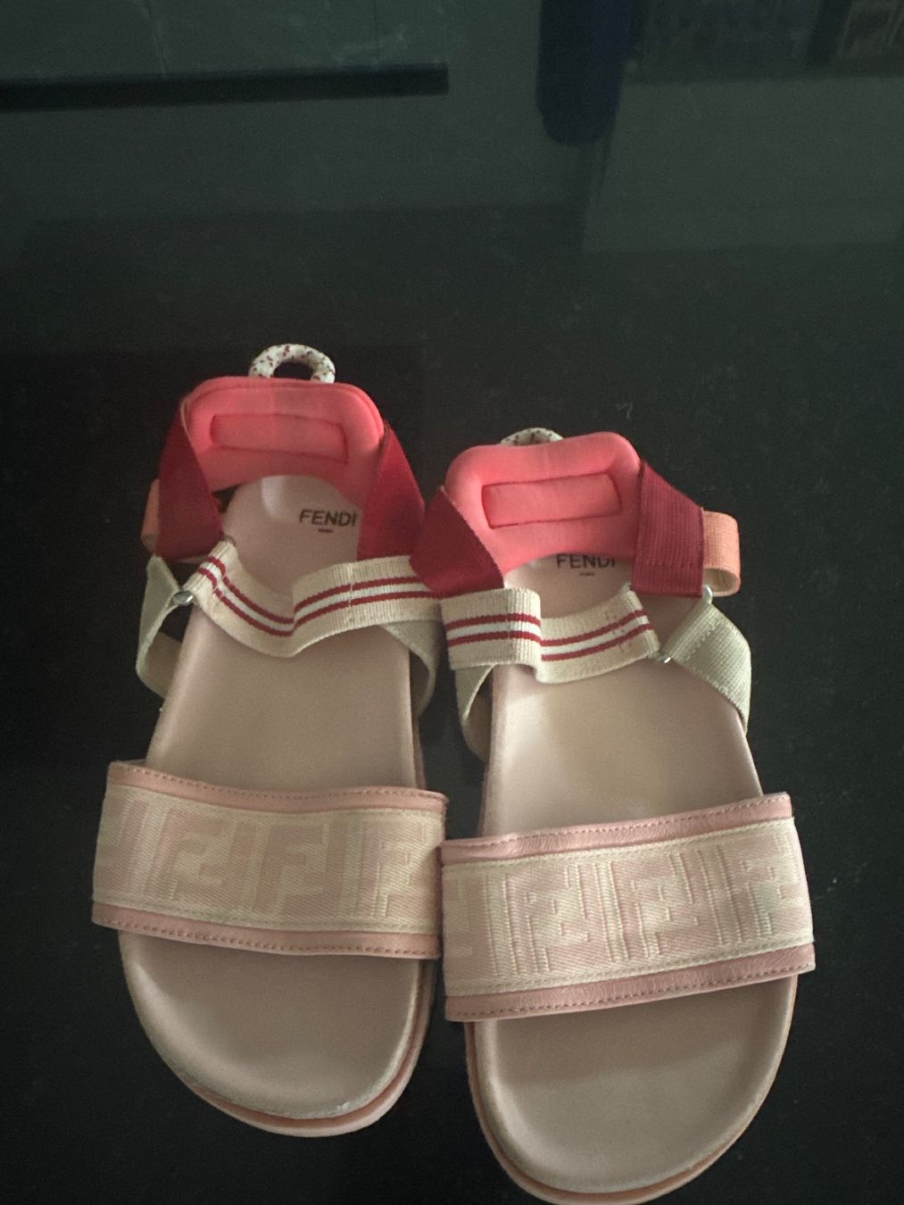 Fendi Scarpe per ragazzi: FENDI Kinder Sandalen Grösse 31 – Usato da Adliswil venduto da AE112