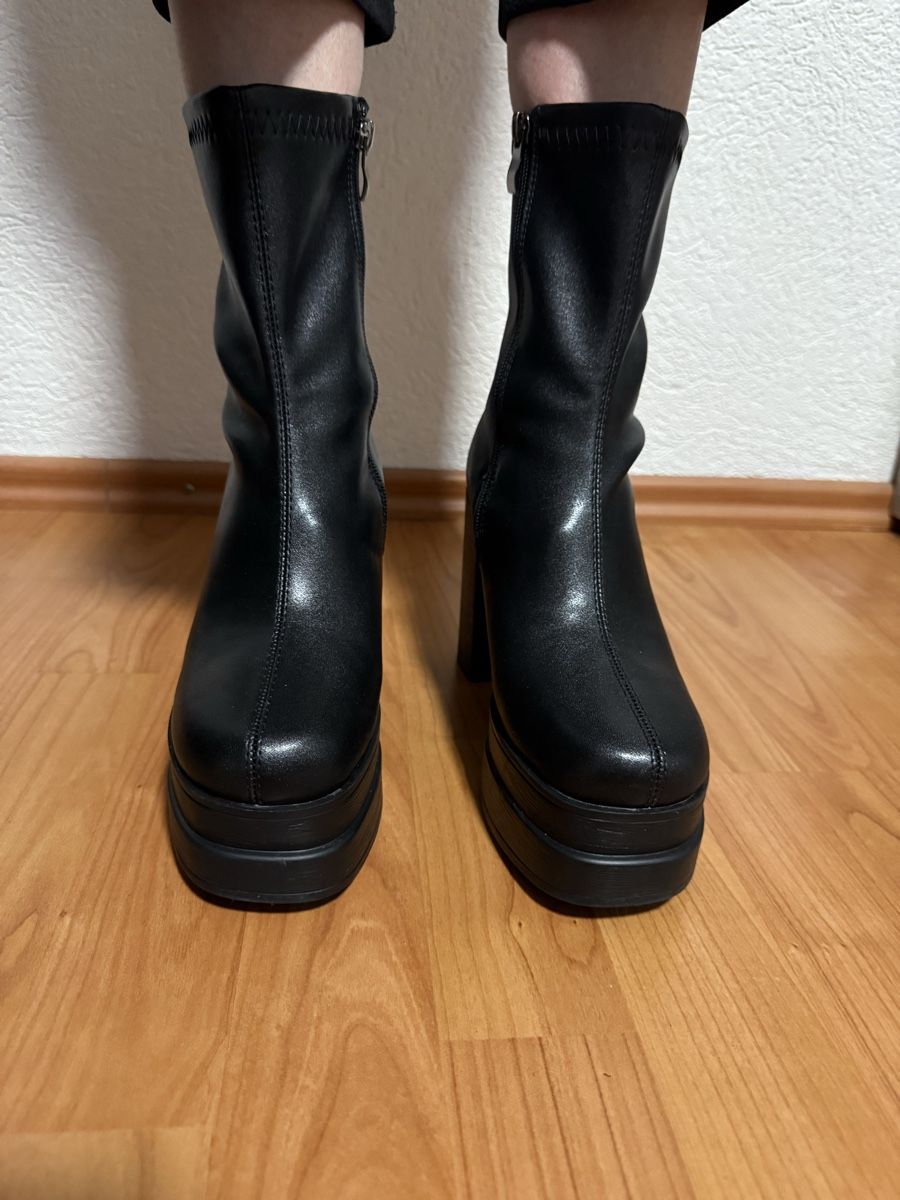 Scarpe da donna: Schwarze Plateau Stiefel, Grösse 38 – Usato da Zug venduto da Kiki99
