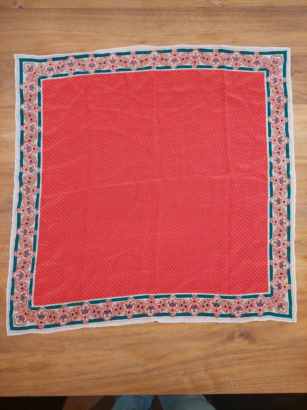 Foulard & Sciarpe: Seidentuch mit besonderem Lochmuster – Usato da Brunnen venduto da Livianda