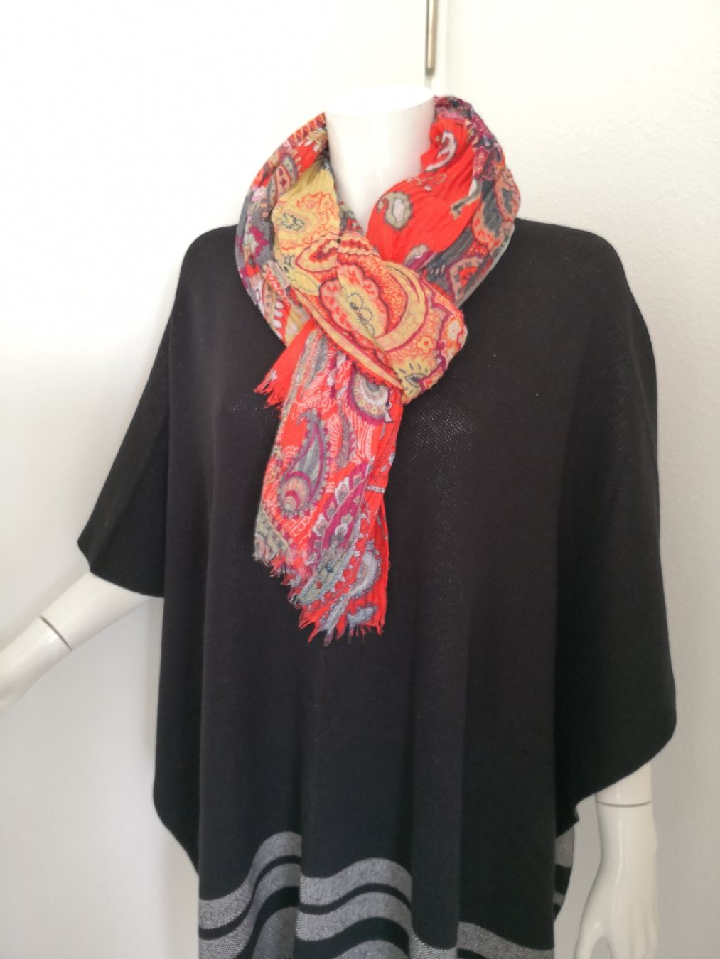 Foulard & Sciarpe: 🤩SCHAL MULTIFARBIG MIT PERSLEY-MUSTER – Usato da Olten venduto da Naja-Twins-Twins 2