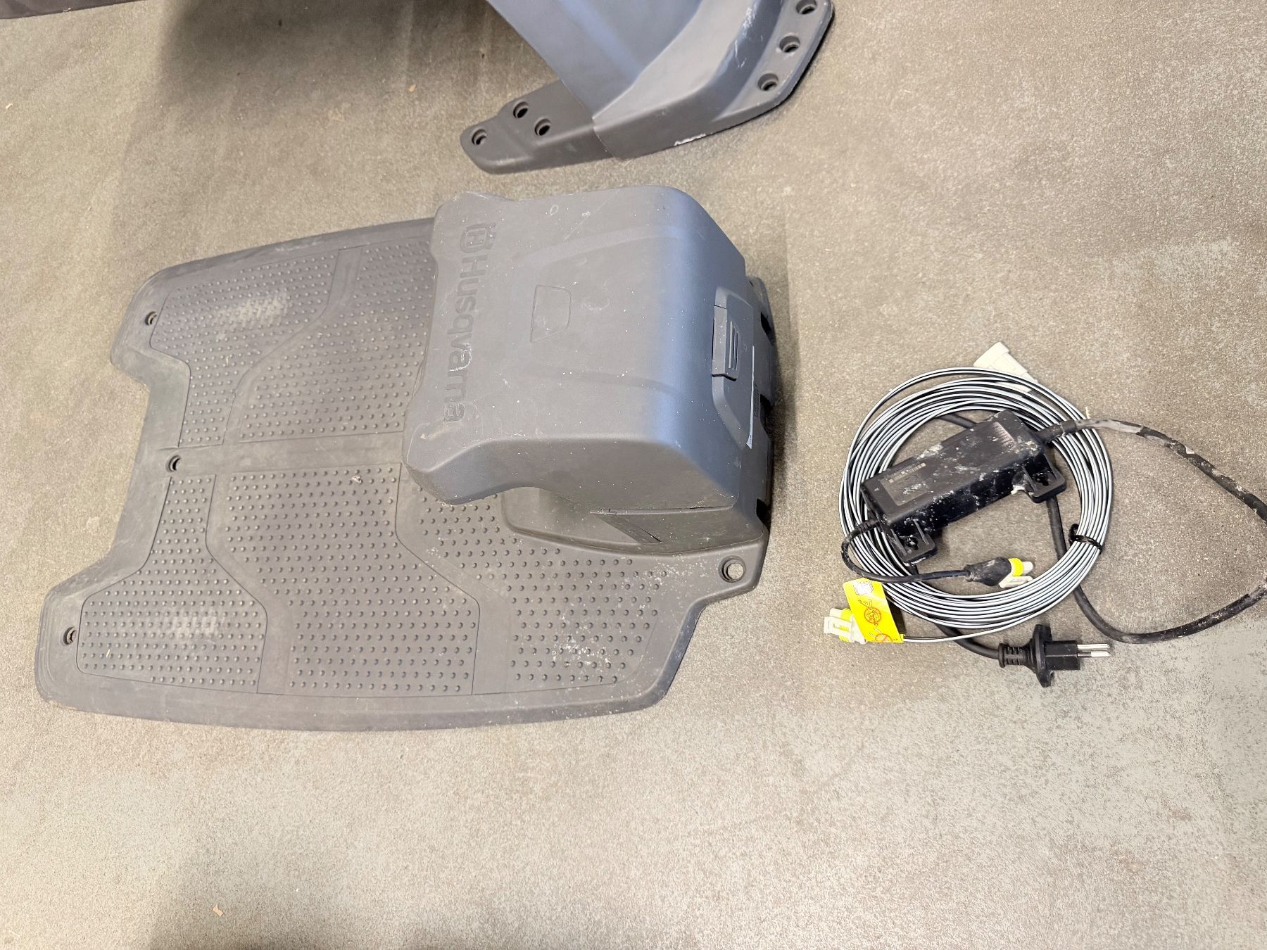 Husqvarna Tondeuses à gazon: Husqvarna AutoMower 305 mit Garage – D'occasion à Lenzburg par billistar 4