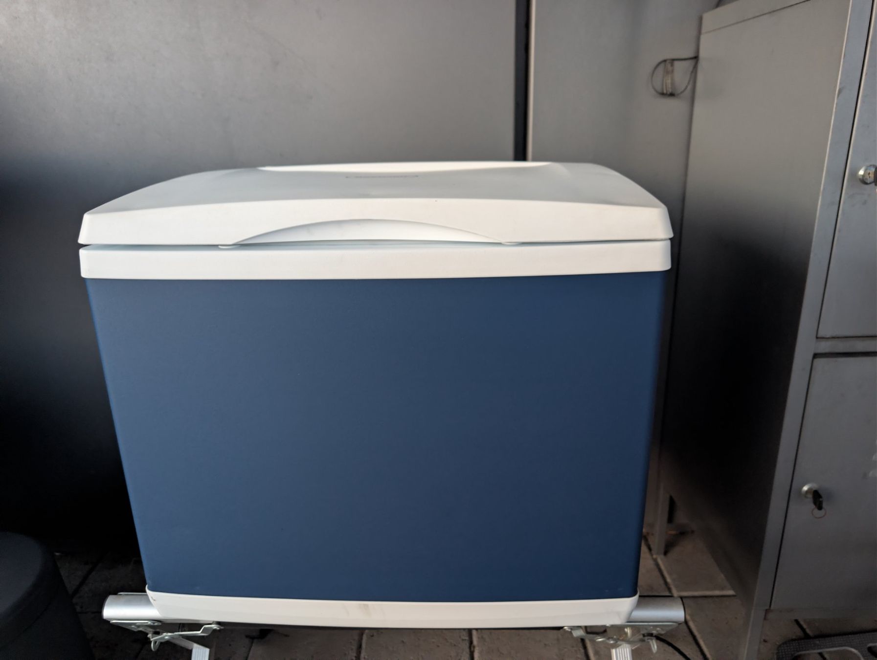 Mobicool Frigoriferi & Refrigeratori: Mobicool MB40 Hybrid-Kühlbox 12V/230V – Usato da Sursee venduto da Desertman27