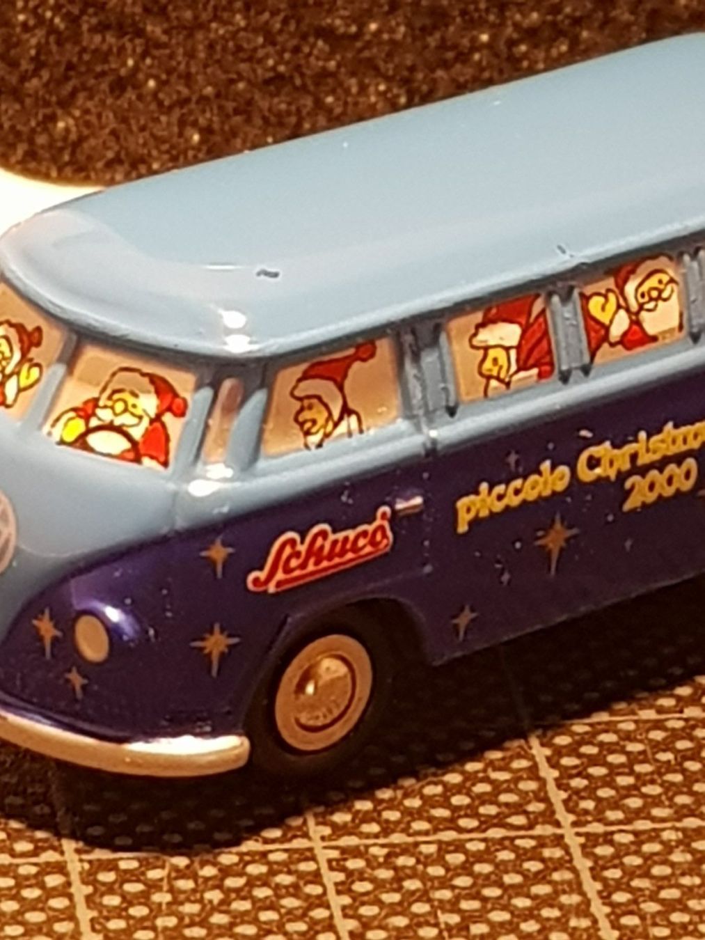 Volkswagen Modellautos: VW-Bus mit Wohnwagen "Christmas-Special" – Neu und originalverpackt aus Chézard-St-Martin von AlPat-Collections