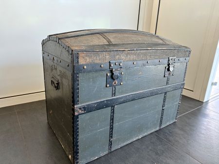 Antiker Truhe-Schrank, ideal für den Sommer-Umzug 58