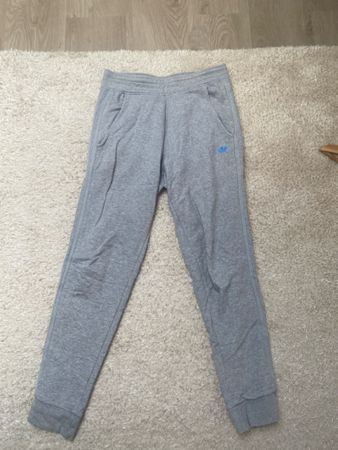 AGraue ADIDAS Jogginghose mit kleinem Logo, Gr. S