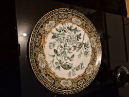 Assiette décorative vintage avec motif floral fin.