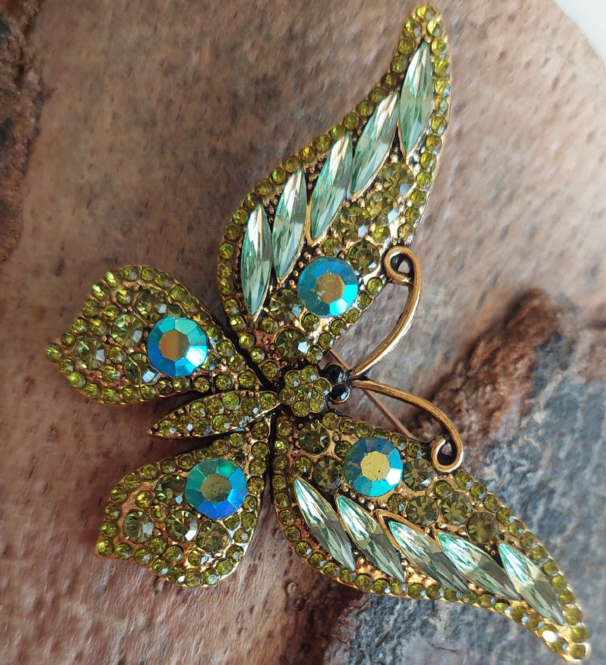 Broschen & Nadeln: Wunderschöne Brosche Schmetterling hellgrün + blau – Neu (gemäss Beschreibung) aus Oberwil BL von Kukkaniitty 2