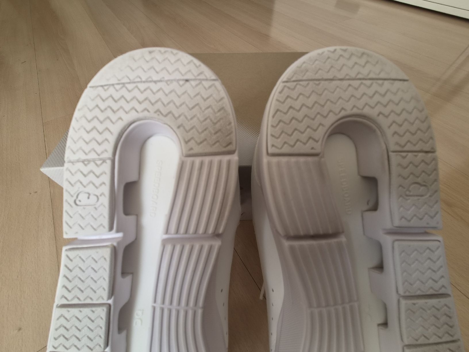 On Chaussures hommes: OnCloud Schuh, Sneaker weiss Gr. 45 – Neuf (Voir description) à Adlikon par jahr01 5