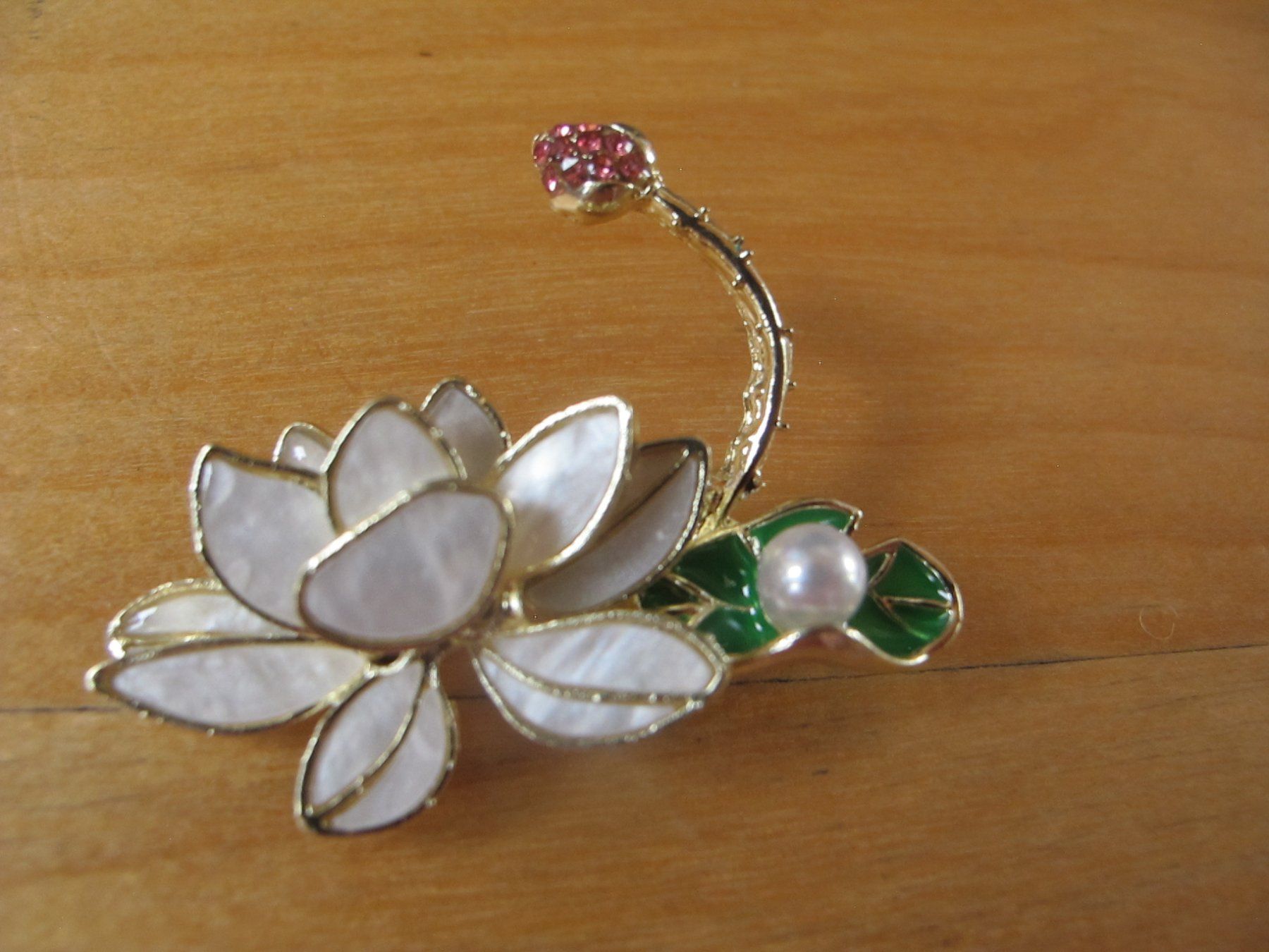 Spille & Fermagli: Elegante Lotus-Brosche mit Perle, Goldfarben - Neuwertig!... – Nuovo (secondo la descrizione) da Löhningen venduto da Chimae67 1