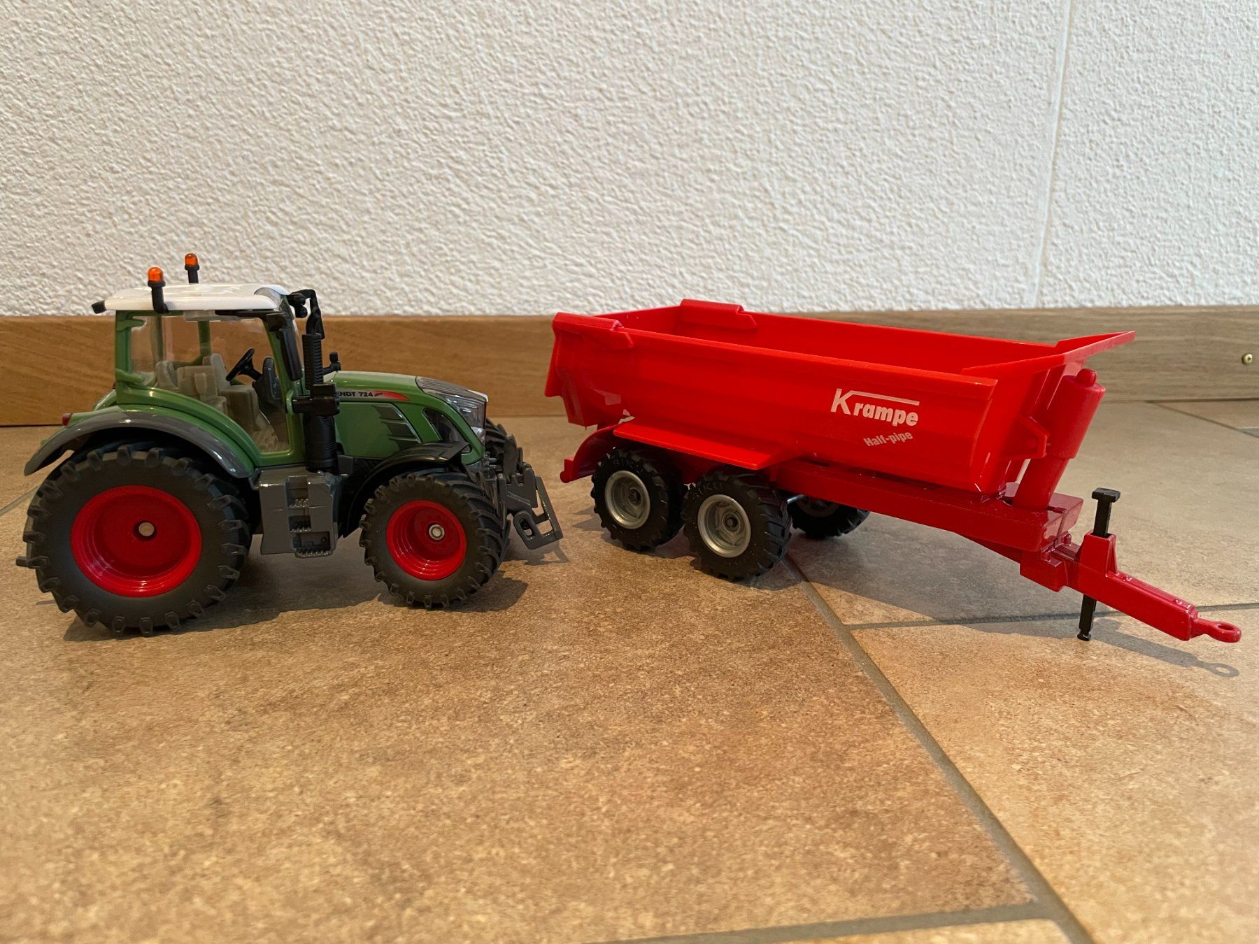 Fendt Trattori: SIKU Fendt 724 mit Krampe – Nuovo e nell'imballaggio originale da Kreuzlingen venduto da Stefan1150 2