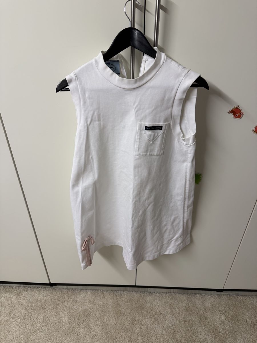 Prada Vestiti: Prada White Sleeveless Top - Size 40 - Summer Essential – Usato da Zumikon venduto da patrick151