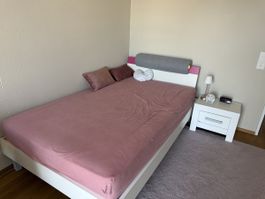Bett weiss mit Kopfteil Akzent rosa gebraucht