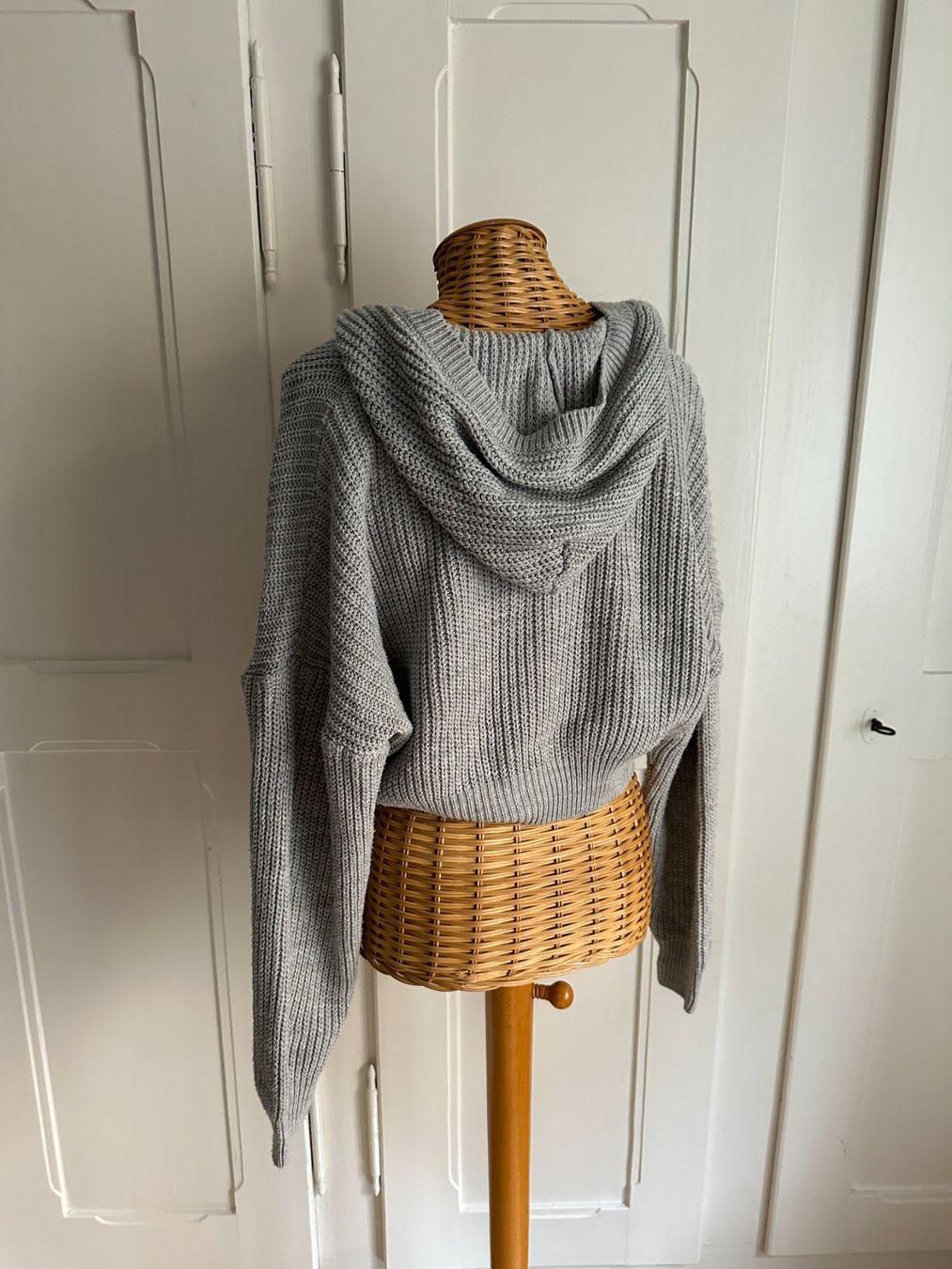 Urban Outfitters Pullover & Sweatshirts: URBAN OUTFITTERS - cropped Strickpullover hellgrau M – Gebraucht aus Zürich von Diazaio 2