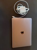 MacBook Air Apple grigio siderale con segni di usura
