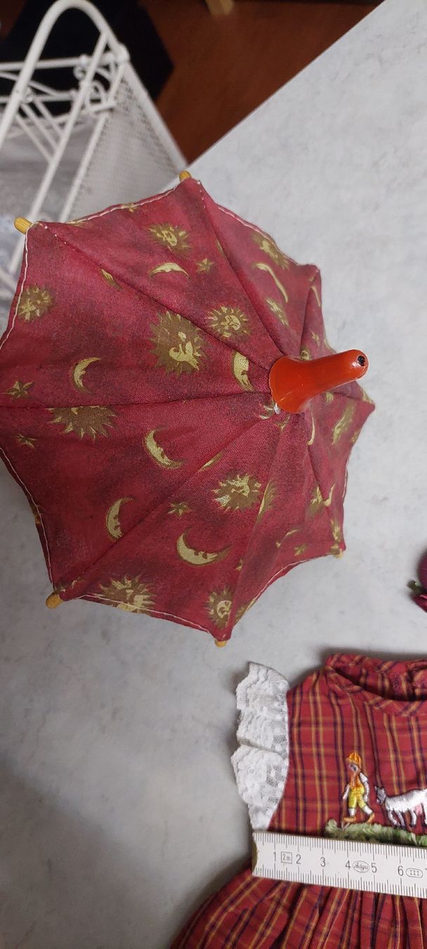 Bambole: Puppenkleid und Schirm – Usato da Muri AG venduto da nindo1 4