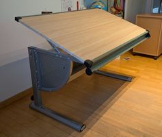 höhenverstellbarer Kinderschreibtisch