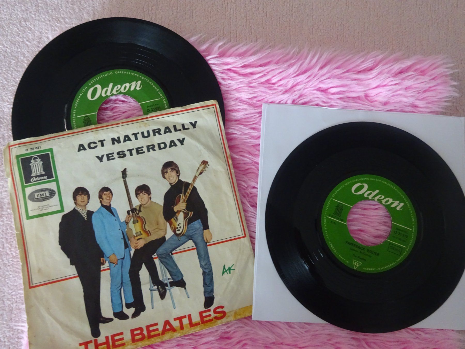 Schallplatten: THE BEATLES ** ACT NATURALLY ** PAPERBACK WRITER – Gebraucht aus Luzern von xrayspex99