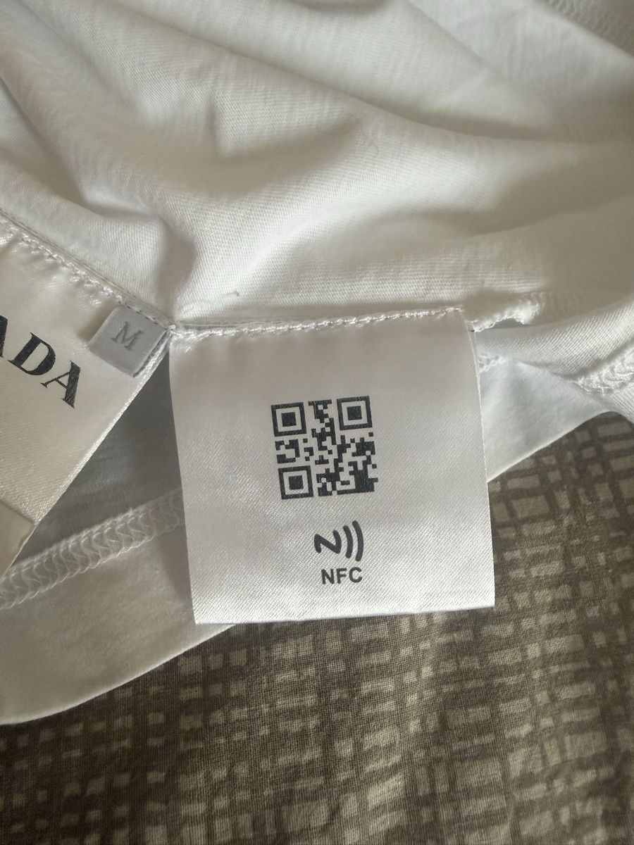 T-shirt: T shirt Prada – Nuovo (secondo la descrizione) da Genève venduto da tho_5cfx 4